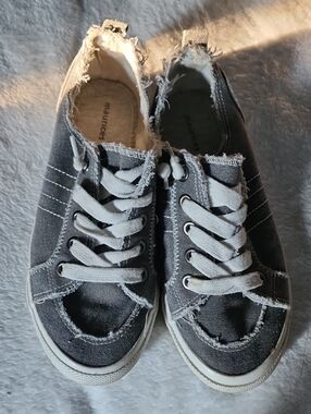 Casual Distressed Canvas Sneakers - Gray